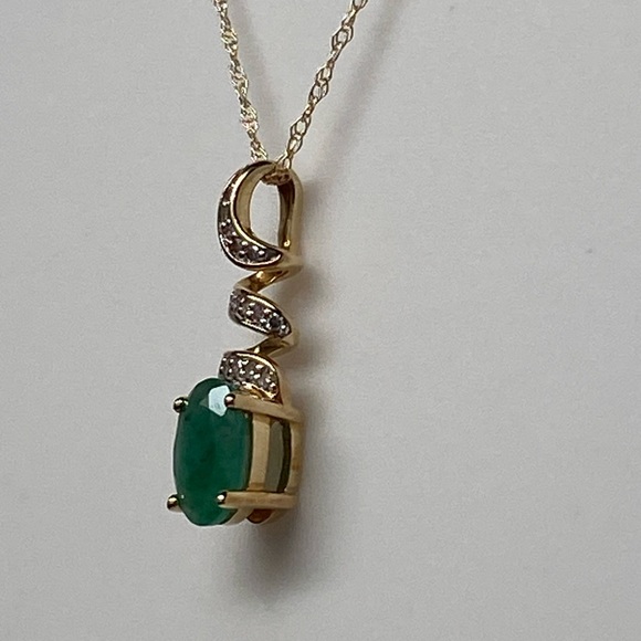 10K Yellow Gold Oval Shape Natural Emerald and Diamond Pendant and Chain NEW - Picture 4 of 9